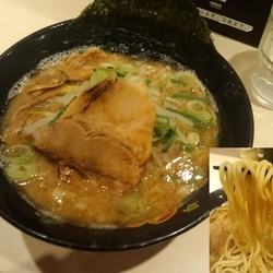 豚骨ラーメン690円 もやし倍