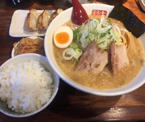 「味噌ラーメン880円+のがほランチ(餃子+野菜大盛)100円+ラ」@野方ホープ 野方本店の写真
