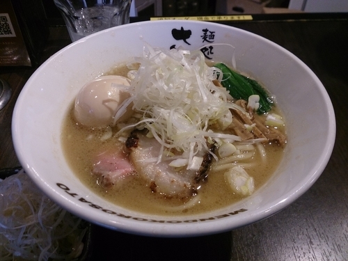 「濃厚魚介豚骨ラーメン(太麺)+味玉+ネギ」@麺処 さとう 桜新町店の写真