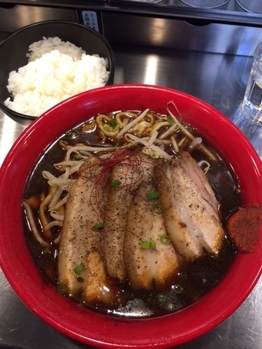 「BLACKらーめん650円　＋辛みそ30円・ライス100円」@麺創研 紅 BLACKの写真
