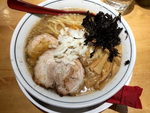 「背脂醤油らー麺」@焼きあご塩らー麺 たかはし 新宿本店の写真