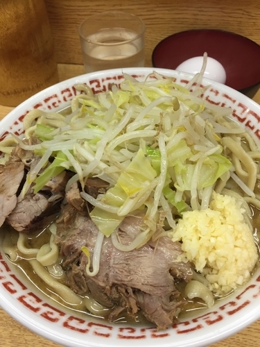 「小 野菜少なめ ニンニク 生卵」@ラーメン二郎 環七新新代田店の写真