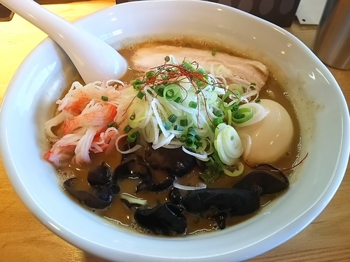 「【限定】甲殻類と牡蠣をスープに使った海風味とんこつラーメン」@らーめん 月の兎影の写真