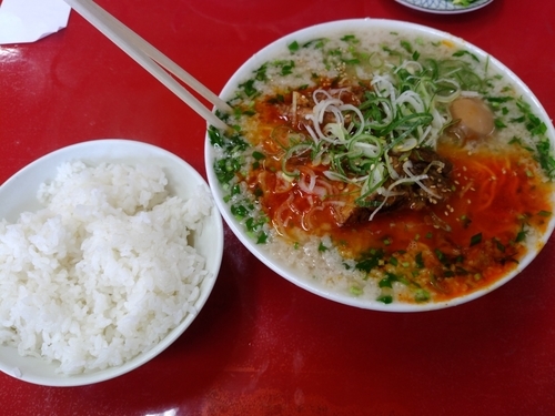 「辛口ホルモン麺大盛り+ライス」@とん平食堂の写真