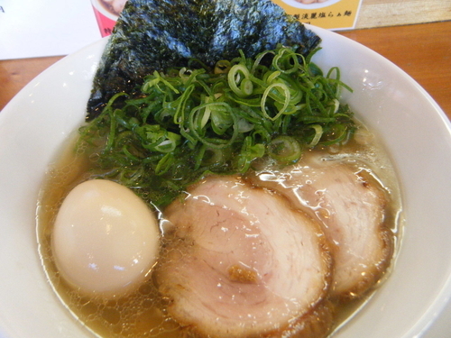 「味玉淡麗塩らぁ麺900円+九条ネギ100円」@らぁ麺屋 晴天の写真