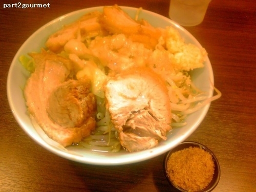 「ラーメン小豚+魚粉 「ニンニクアブラ」(910円)」@かじろうramen7の写真