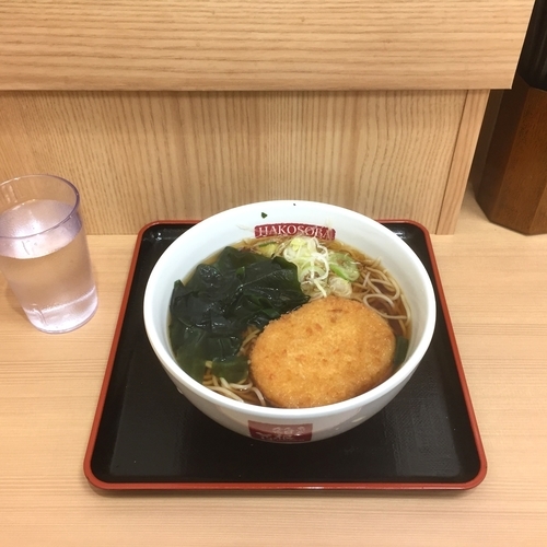 「コロッケそば」@箱根そば 新宿西口店の写真