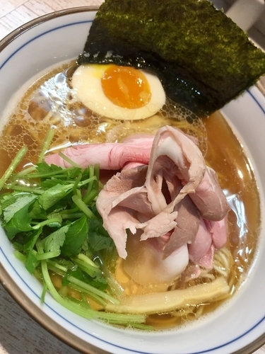 「【気まぐれ限定】八戸煮干しと天然羅臼昆布の中華そば ￥850」@中華そば 四つ葉の写真