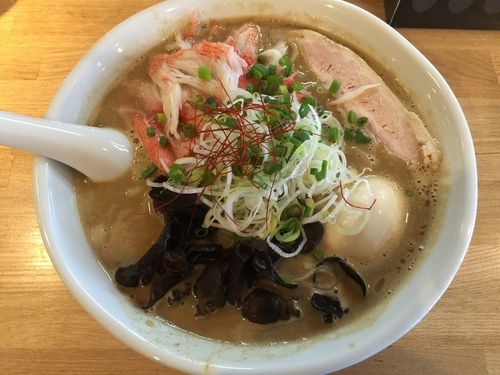 「【限定】甲殻類と牡蠣をスープに使った海風味とんこつラーメン」@らーめん 月の兎影の写真