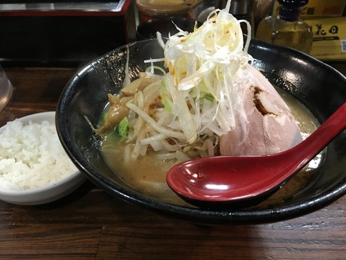 「味噌(野菜増し)830円＋ランチライス」@麺処 花田 池袋店の写真