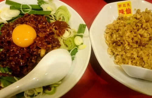 「台湾まぜそば＋ニンニクチャーハン」@郭 政良 味仙 東京神田店の写真