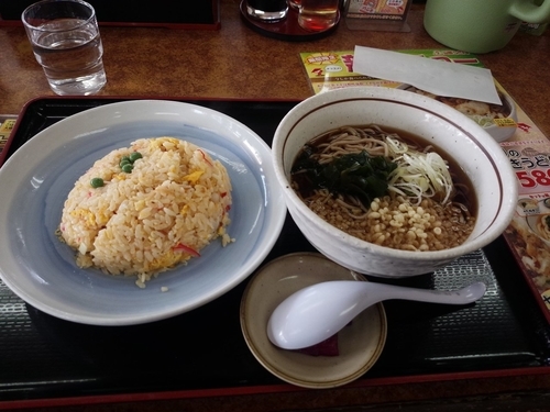 「チャーハンセット（温かいそば）」@山田うどん あたご店の写真
