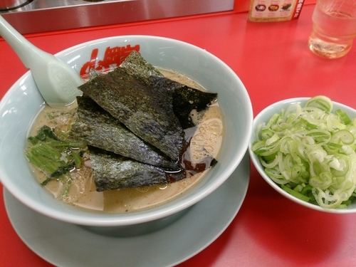 「醤油ラーメン 薬味ネギ別」@山岡家 松本店の写真