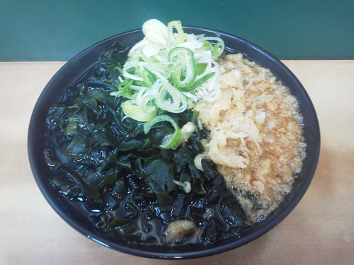 「たぬきそば330＋わかめ80＝410円」@天亀そば 神田店の写真