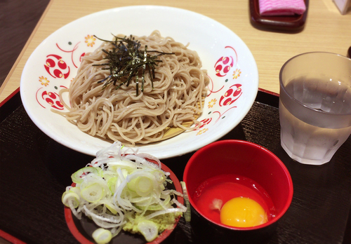 「ざるそば（330円）+たまご（70円）」@いろり庵きらく 両国店の写真