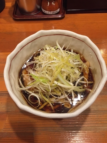 「醤油らーめん + 味付きしらがねぎ」@らーめん 誠やの写真