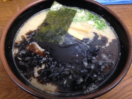 「とんこつ（黒）　￥８２０」@駅西ラーメンの写真