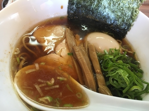 「醤油ラーメン＋味玉」@まるもり製麺の写真