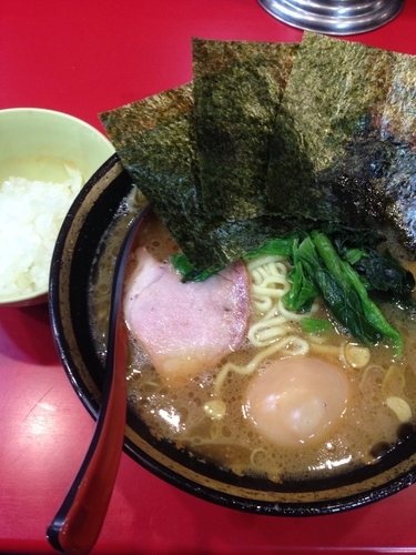 「ラーメン＋味玉＋玉ねぎ」@家系総本山 ラーメン吉村家の写真