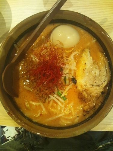 「北海道味噌　辛味噌らーめん（炙りチャーシュー・味玉）」@蔵出し味噌麺屋 壱正 中川店の写真