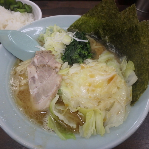「らーめん(690円)(カタメ)、キャベツ(100円)、ライス」@麺屋 ヤスシボーイの写真