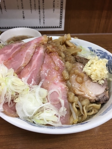 「油そば850円+ローストポーク3枚300円」@ラーメンの店 どでん 北浦和店の写真