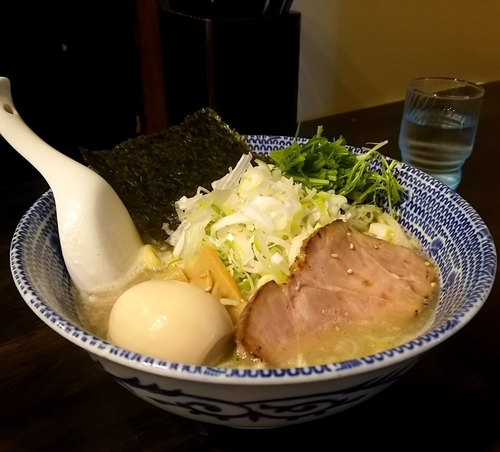 「白いラーメン＋味玉＋葱（990円）」@Red Bee POWERED by まごころ厨房の写真
