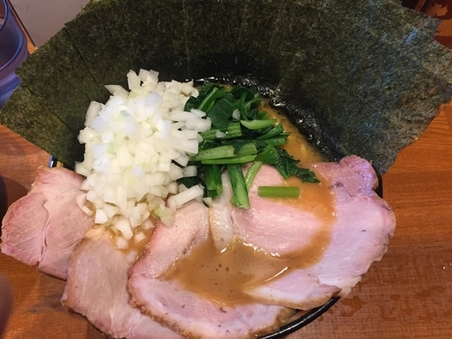 「チャーシューメン+のり+ライス+玉ねぎ」@末廣家の写真