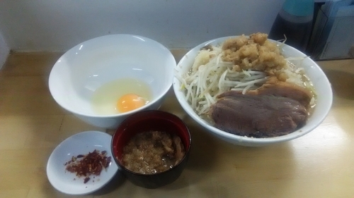 「ラーメン（ニンニクヤサイアブラ）＋生卵」@俺の生きる道 白山店の写真