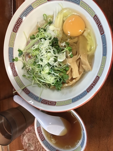 「油そば 生玉子トッピング グラス生ビール」@宝華らぁめんの写真