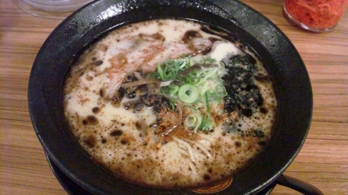 「とんこつラーメン（黒）」@博多とんこつラーメン まるせん 藤江店の写真