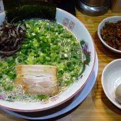 ねぎらーめん（810円）＋味付玉子＋激辛辛子高菜＋替玉