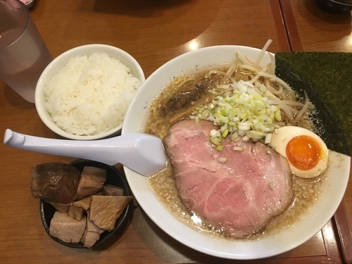 「背脂醤油ラーメン+半ライス／￥750+150」@稲荷屋の写真