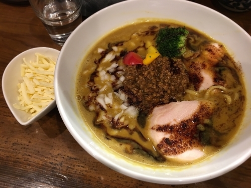 「限定　咖喱らぁめん＋チーズ＋半ライス」@麺匠 ことぶきの写真