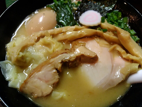 「ワンタン白湯そば　980円」@おおぜき中華そば店の写真