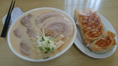 「ごまチャーシュー麺大盛り＋餃子」@一乃胡の写真