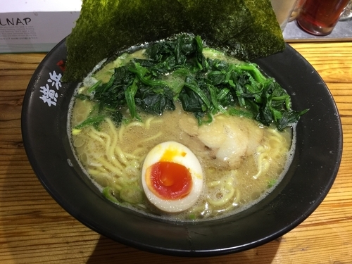 「醤油豚骨ラーメン」@壱八家 戸塚店の写真