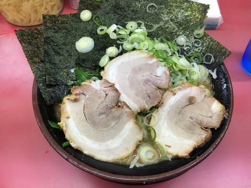 「大盛ラーメン 海苔  バラ3枚 ネギ多め」@王道家の写真