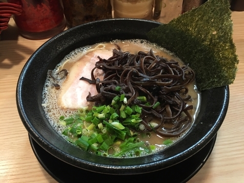 「らーめん（バリカタ）＋キクラゲ」@九州とんこつらーめん ひらさわの写真