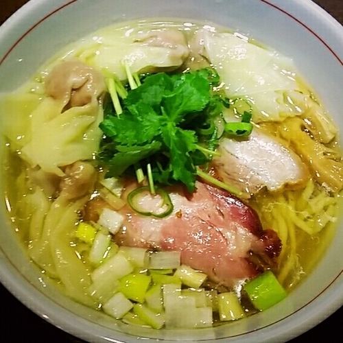 「【新メニュー】地鶏中華そば ８００円＋ワンタン２００円他」@麺や 虎徹の写真