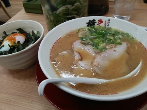 「ラーメン温玉丼セット」@ラーメン 横綱 港店の写真