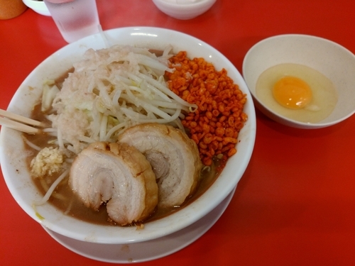「ラーメン豚1枚追加生卵ニンニク少しアブラ辛玉」@鷹の目 獨協大学前本店の写真