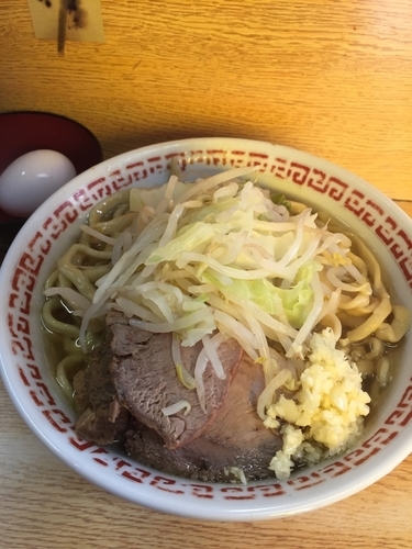 「小 ニンニク 野菜少なめ 生卵」@ラーメン二郎 環七新新代田店の写真
