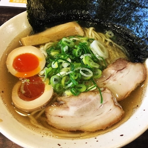 「期間限定 氷見産煮干し白醤油ラーメン+煮卵」@ラーメン一心 本店の写真