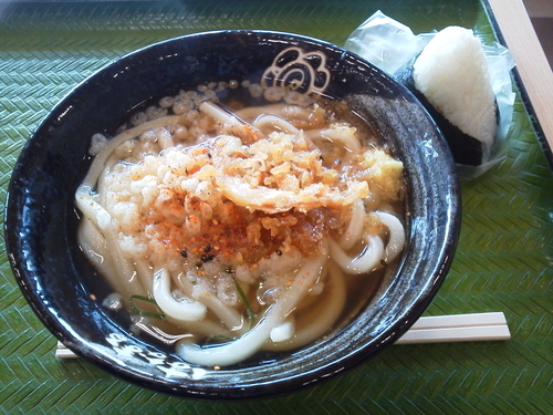 「かけうどん小130＋おにぎり鮭120＝250円」@はなまるうどん 天久リウボウ店の写真