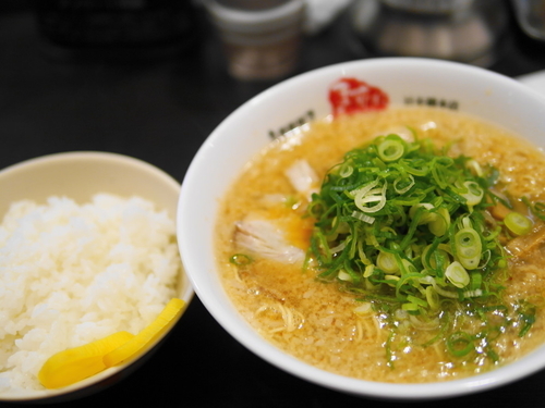 「ラーメン 麺30秒硬め＋背脂多目＋辛いの多目＋ライス普通」@京都銀閣寺 ますたにラーメン 日本橋本店の写真
