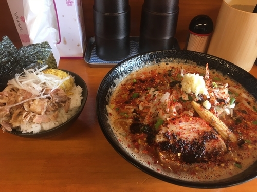 「蠍ラーメン 辛み痺れ増し まかない丼 ¥780、¥350」@Japanese soba Noodles 蠍の写真