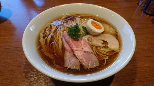 「川越醬油らーめん・鶏+大盛り+海鮮丼」@寿製麺よしかわ 川越店の写真