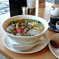 「牛肉カレースープそば830円＋春巻き2本300円」@中華四川料理 飛鳥の写真