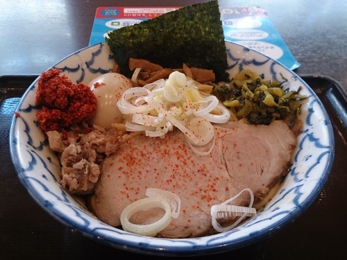 「辛油そば+燻玉」@兎に角 another leafの写真